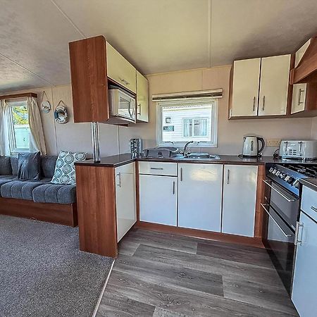 Great 6 Berth Caravan With Decking At Manor Park In Hunstanton Ref 23017B Exterior foto