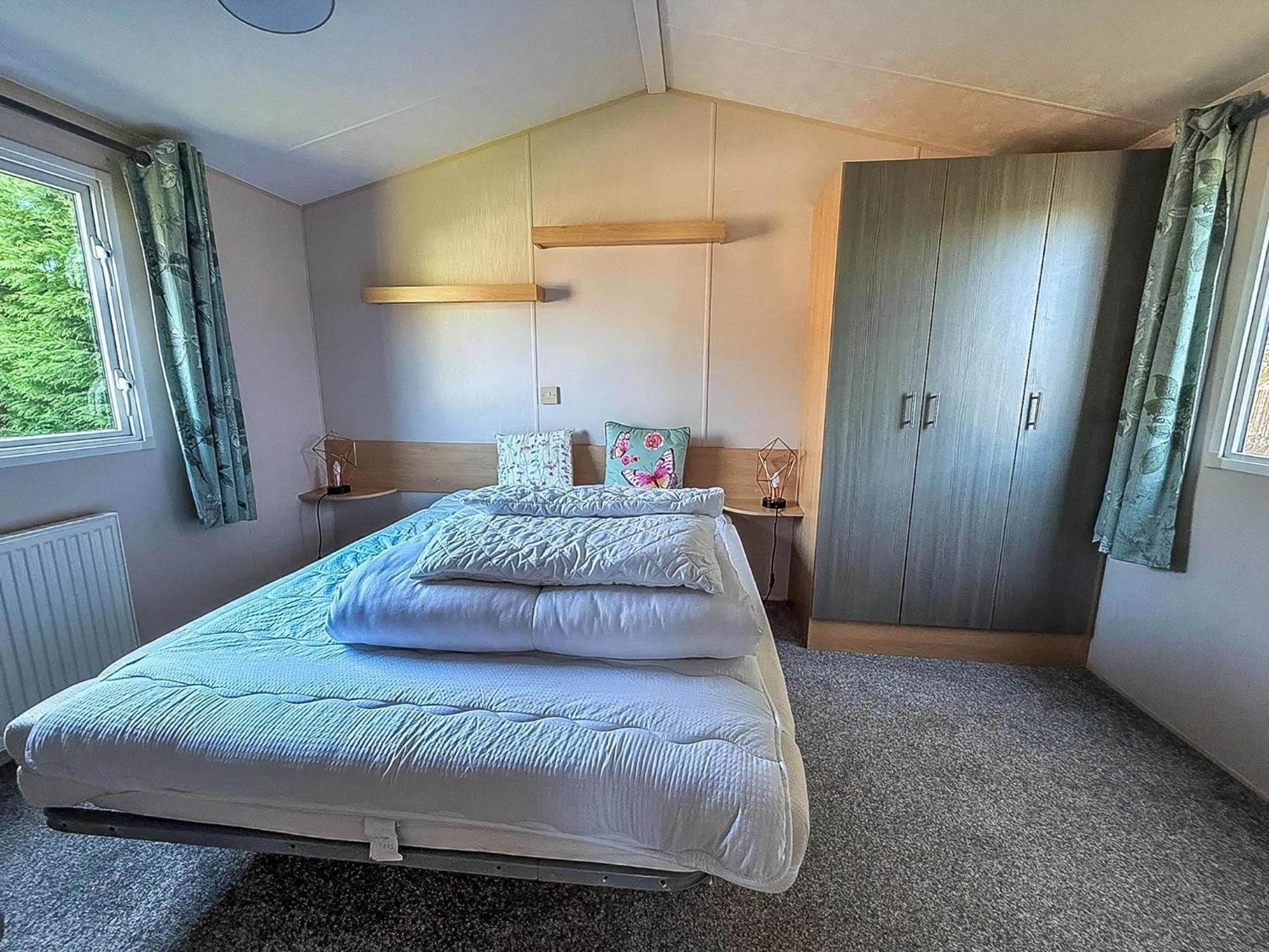 Great 6 Berth Caravan With Decking At Manor Park In Hunstanton Ref 23017B Exterior foto