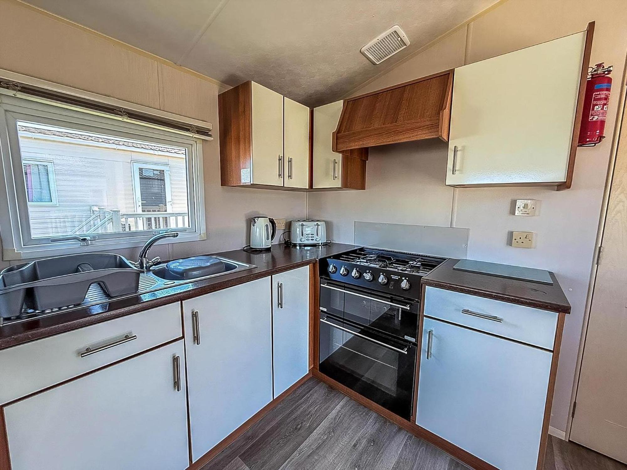 Great 6 Berth Caravan With Decking At Manor Park In Hunstanton Ref 23017B Exterior foto