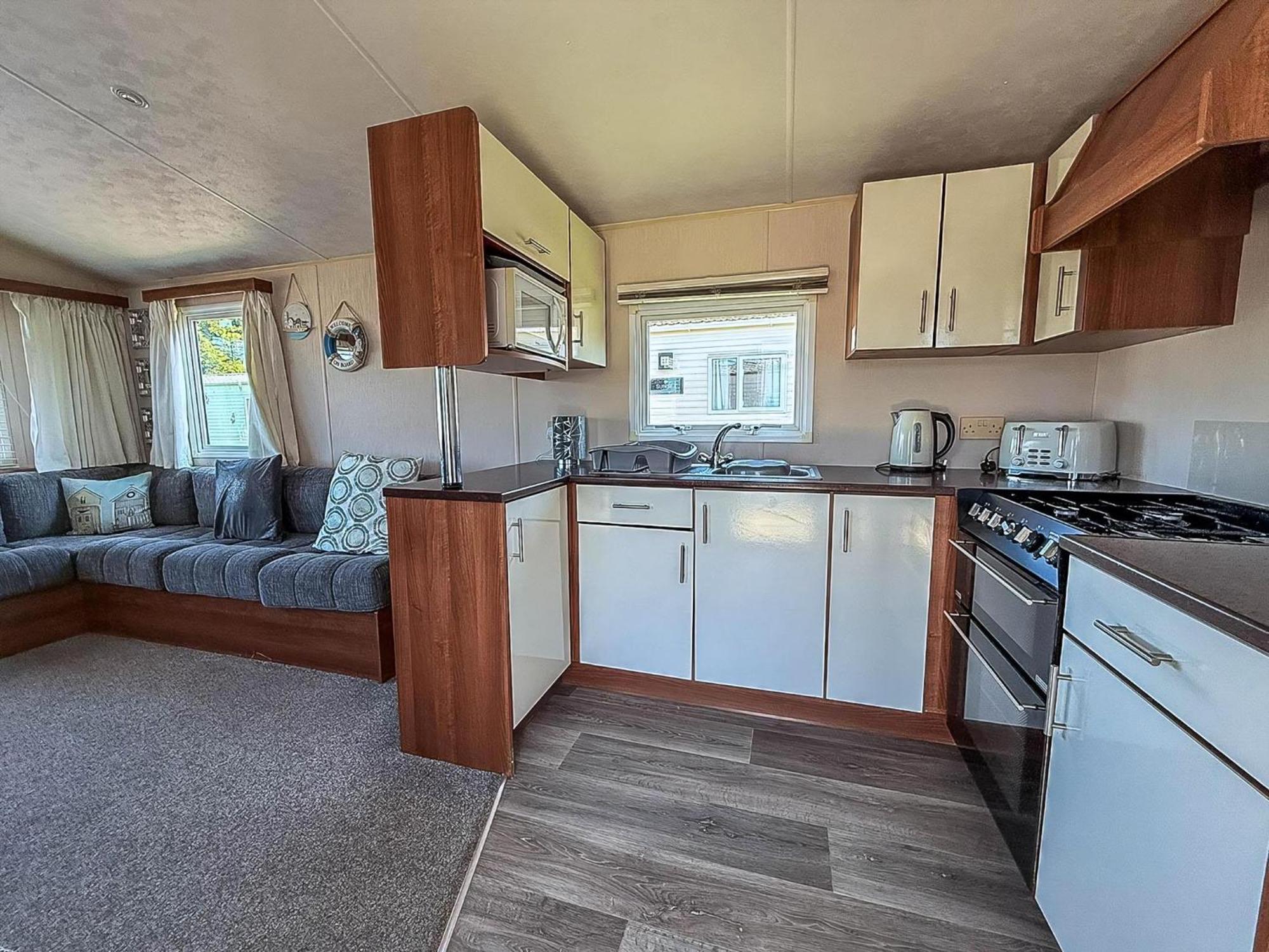 Great 6 Berth Caravan With Decking At Manor Park In Hunstanton Ref 23017B Exterior foto