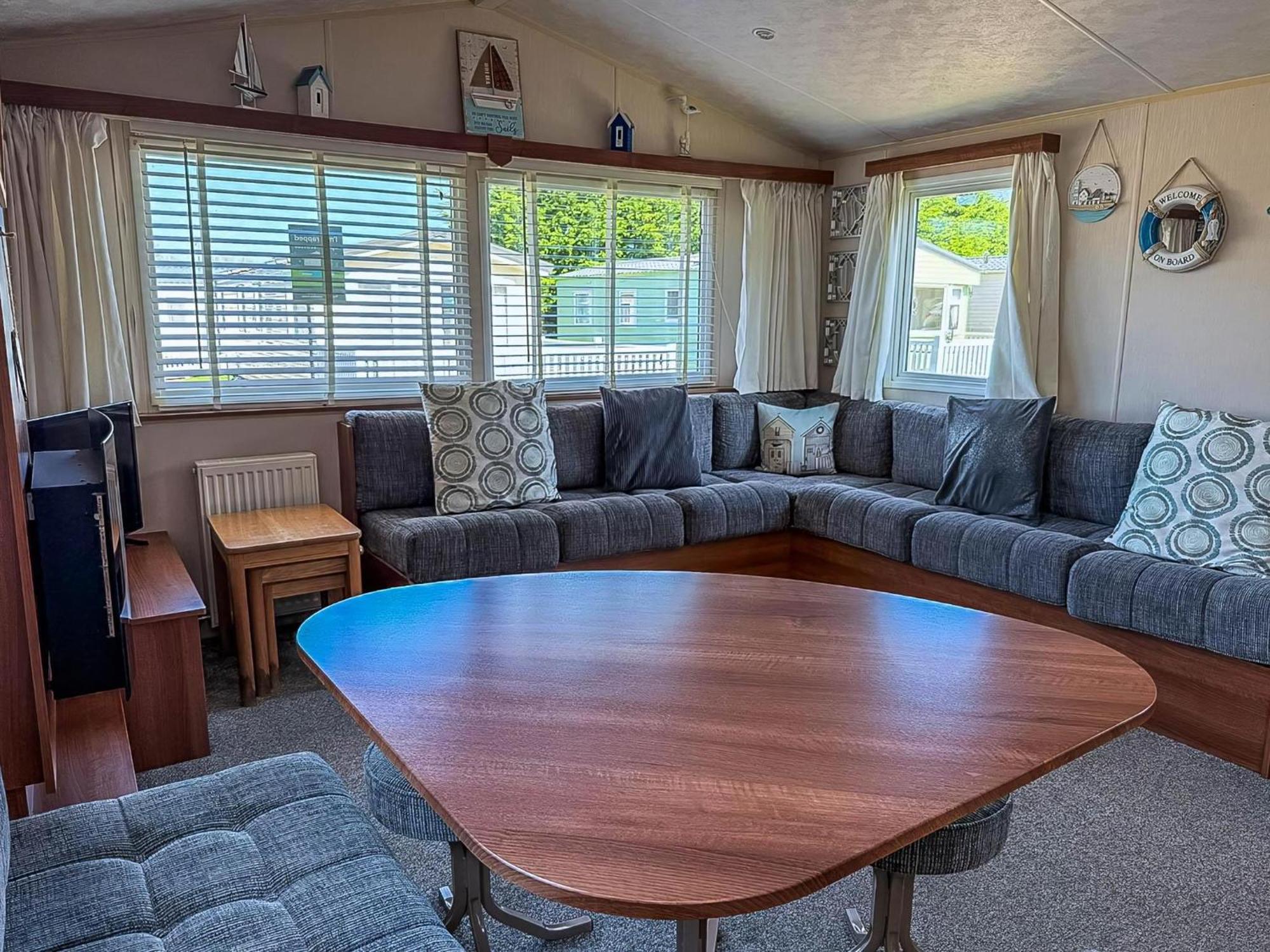 Great 6 Berth Caravan With Decking At Manor Park In Hunstanton Ref 23017B Exterior foto