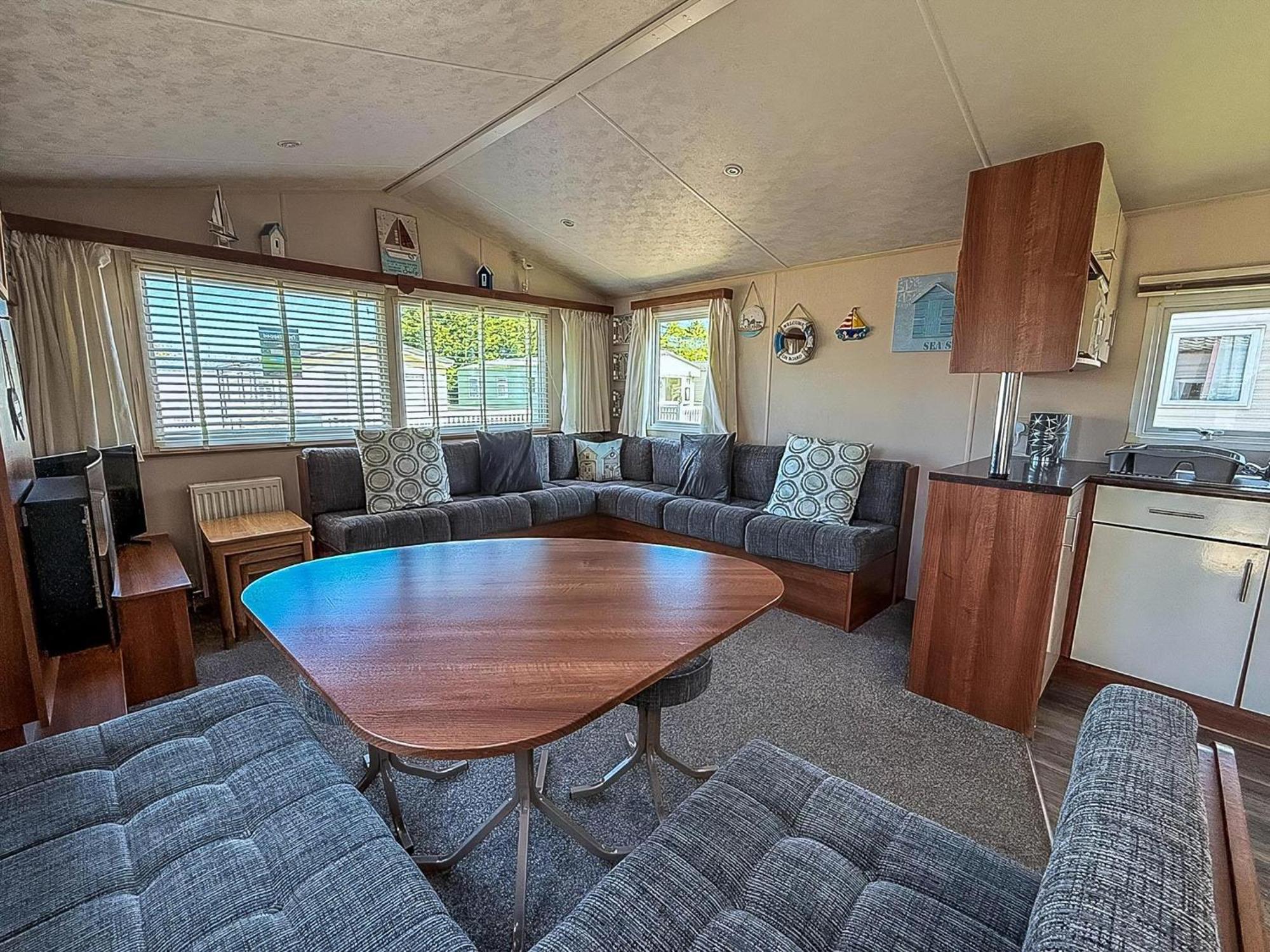 Great 6 Berth Caravan With Decking At Manor Park In Hunstanton Ref 23017B Exterior foto