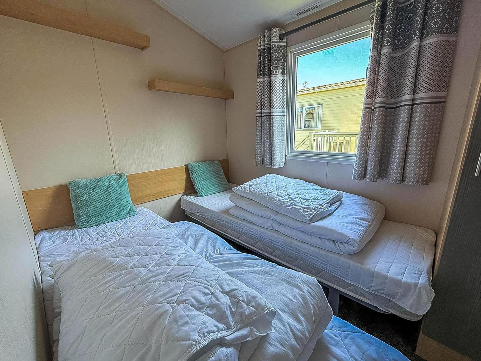 Great 6 Berth Caravan With Decking At Manor Park In Hunstanton Ref 23017B Exterior foto