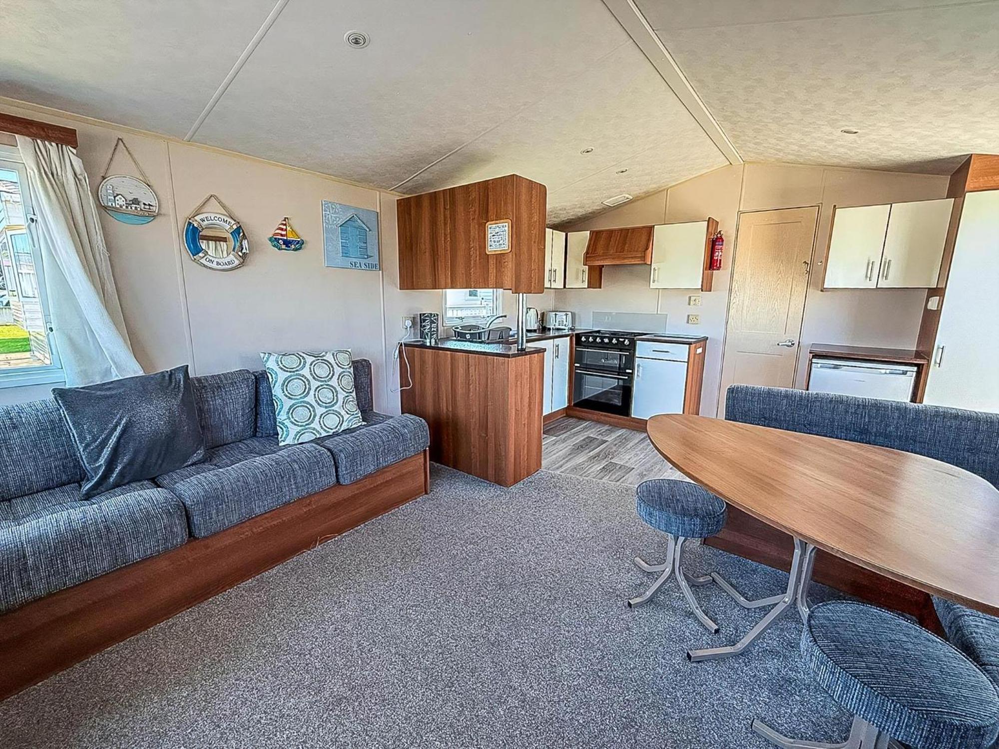 Great 6 Berth Caravan With Decking At Manor Park In Hunstanton Ref 23017B Exterior foto